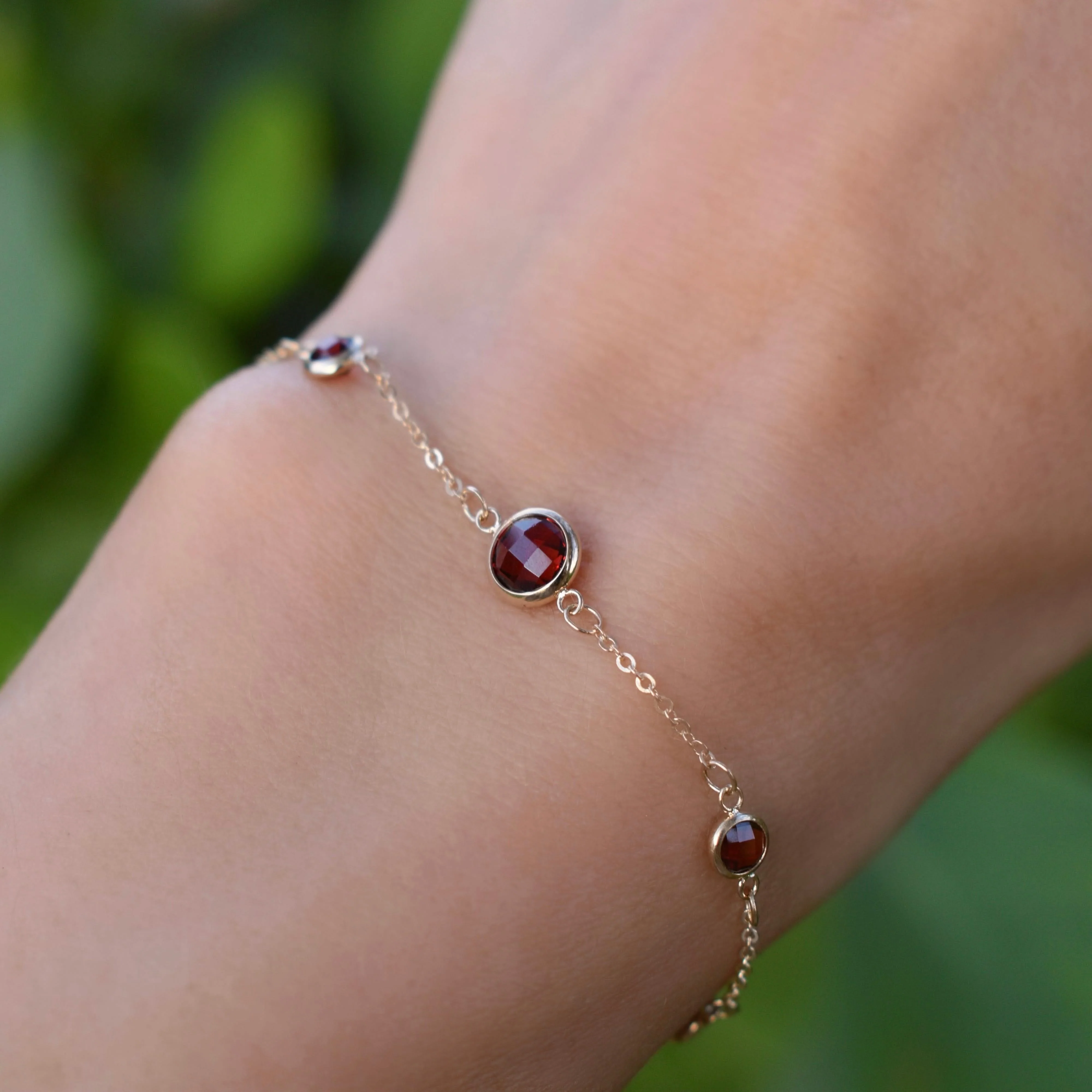 1 Grand & 4 Petite Garnet Bracelet in 14k Gold (January) - Image 3