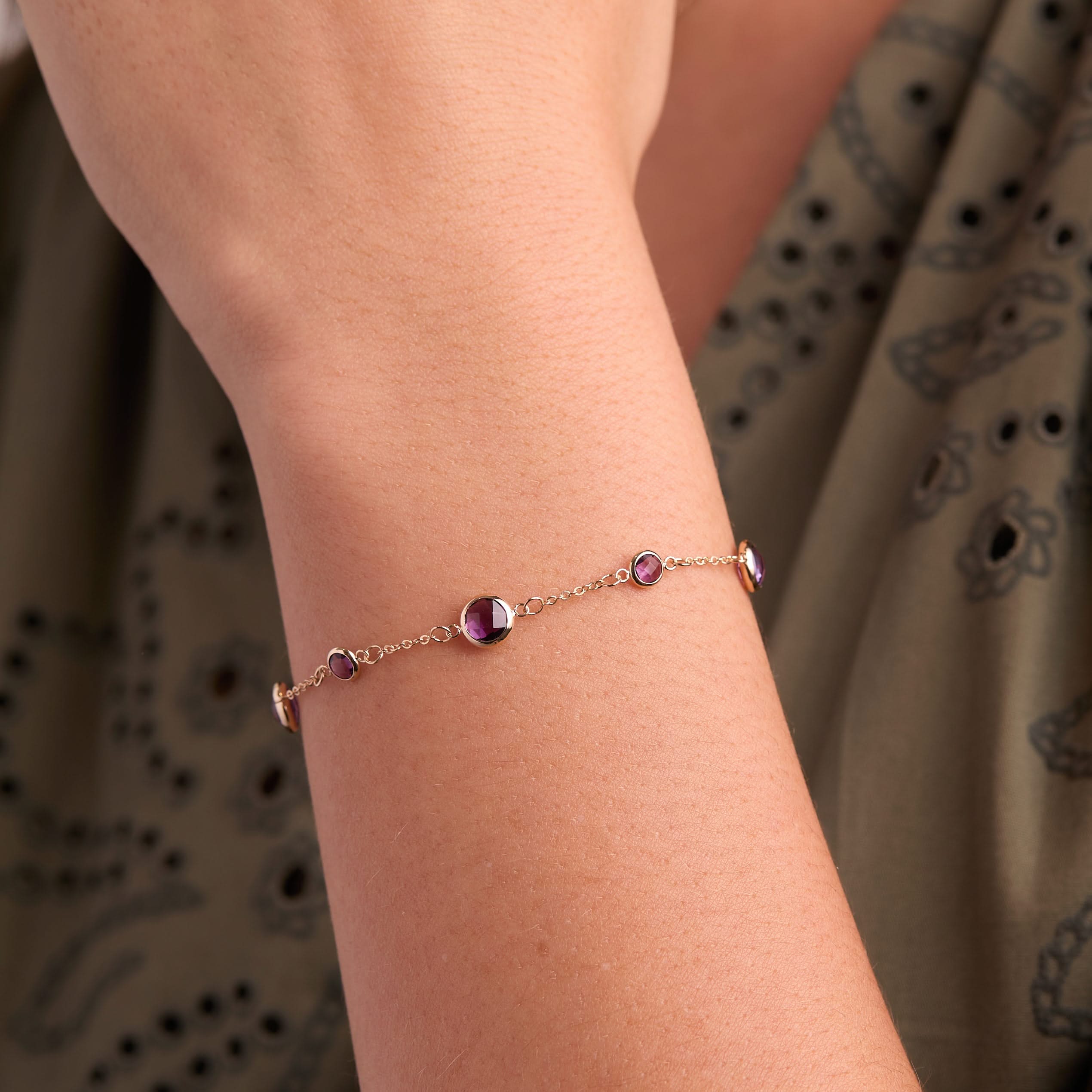 Bayberry Grand & Petite 7 Amethyst Bracelet in 14k Gold (February) - Image 3
