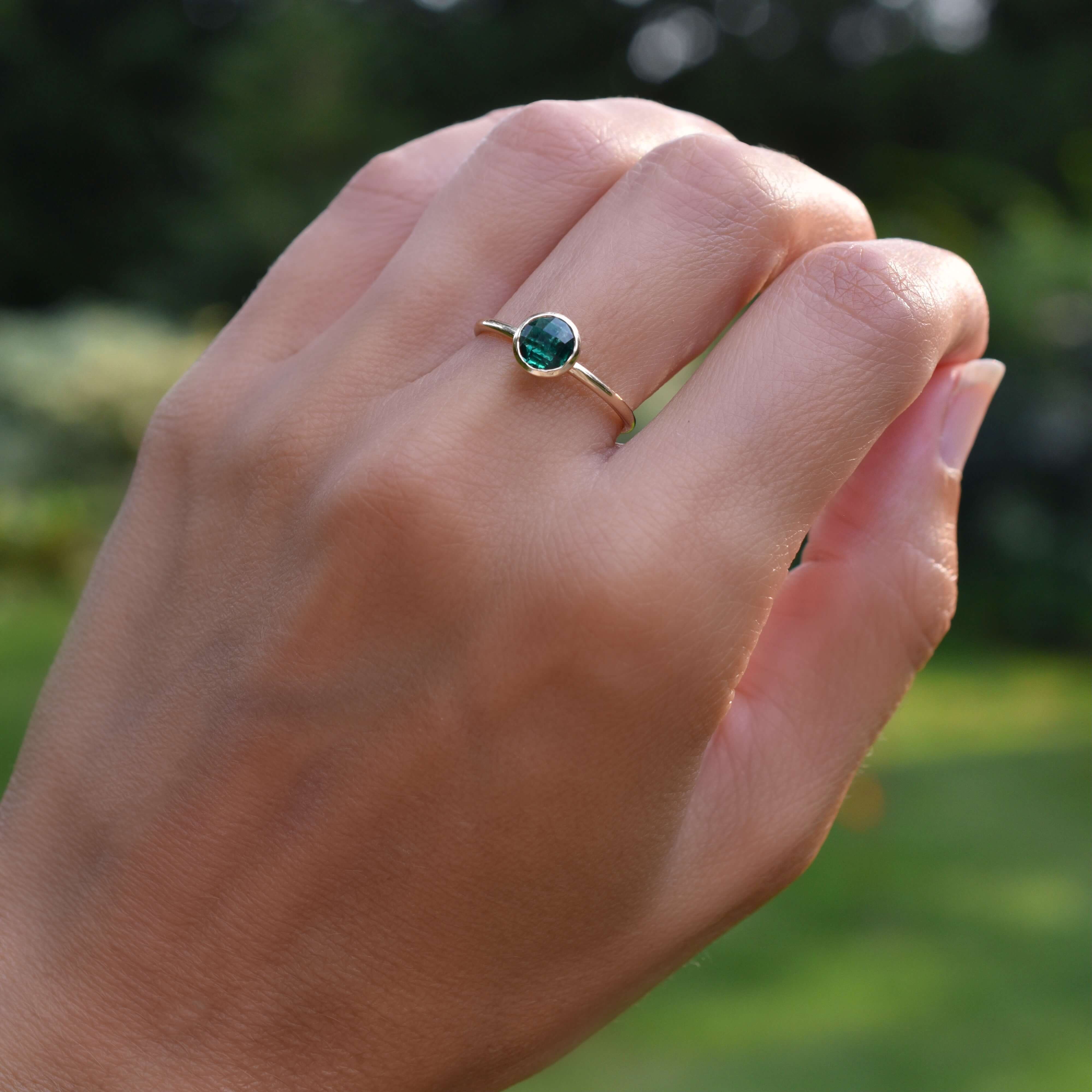 Grand Emerald Ring in 14k Gold (May) - Image 2