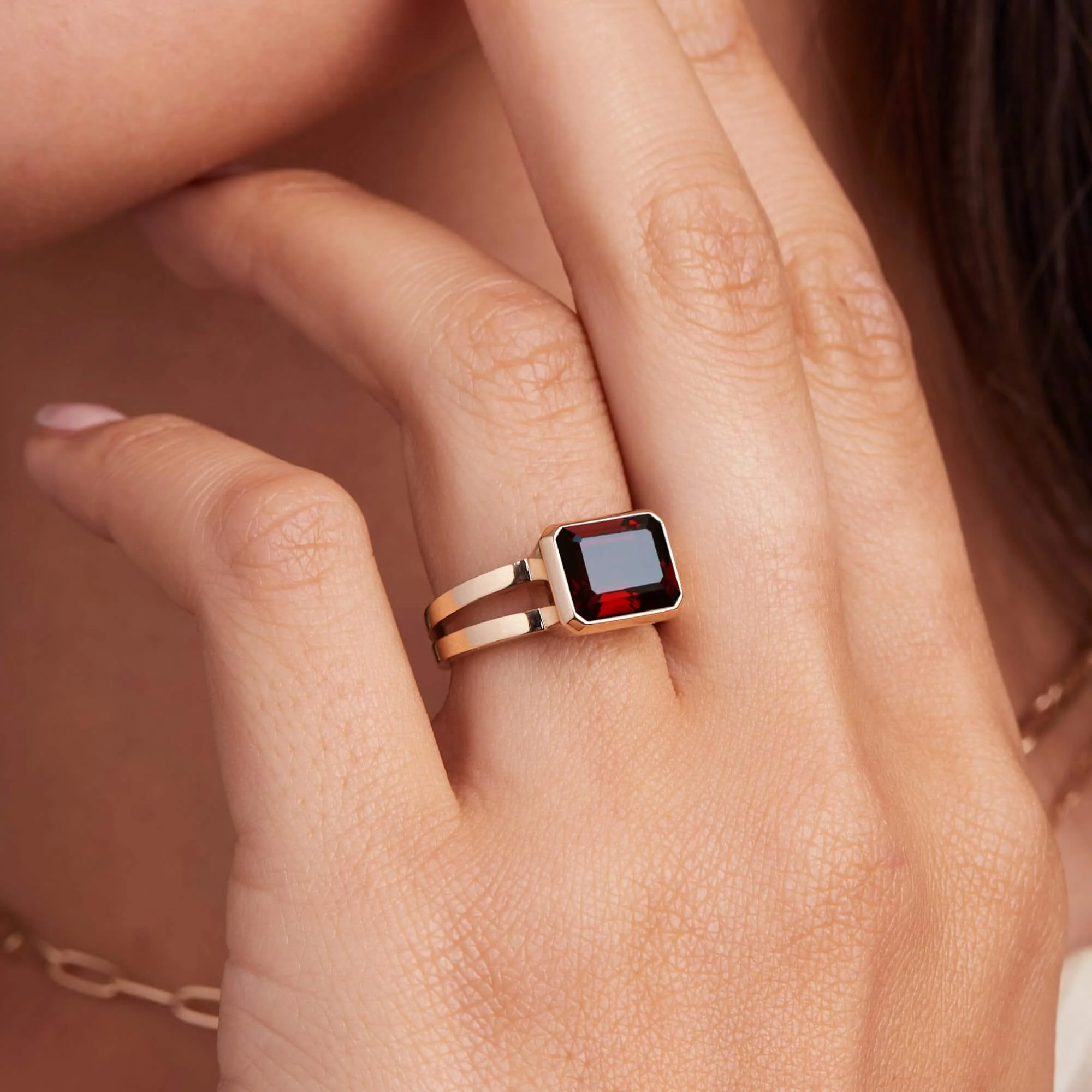 The Vault: Warren Horizontal Garnet Ring, Yellow Gold Size 6 - Image 3
