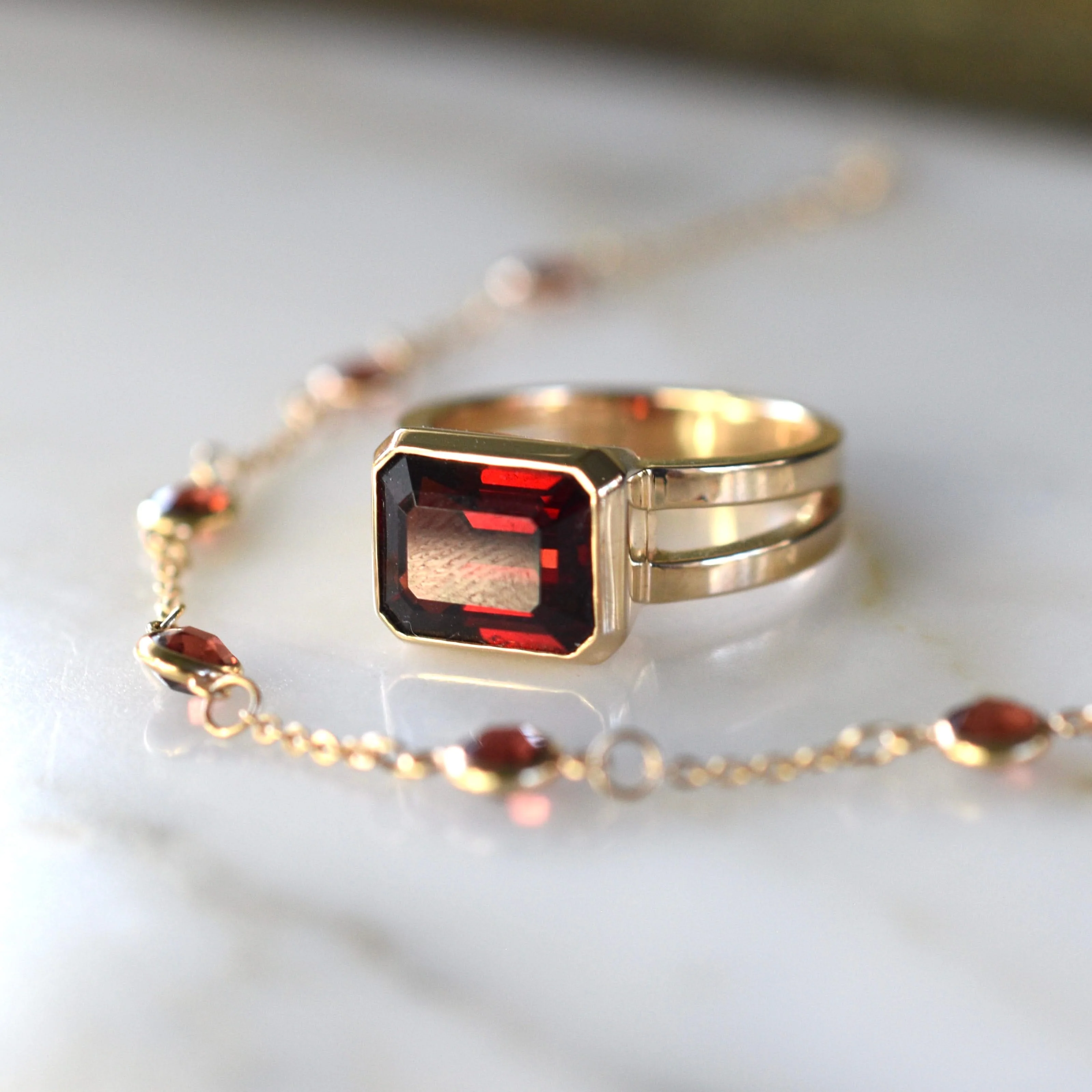 The Vault: Warren Horizontal Garnet Ring, Yellow Gold Size 6 - Image 7