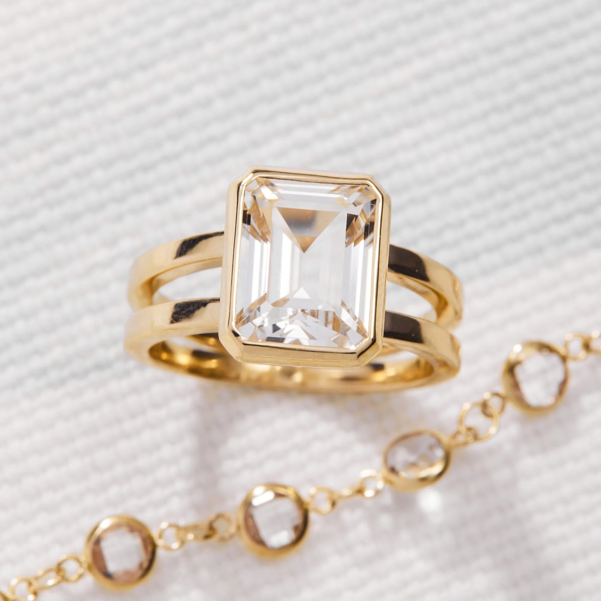 Warren Vertical White Topaz Ring in 14k Gold (April) - Image 9